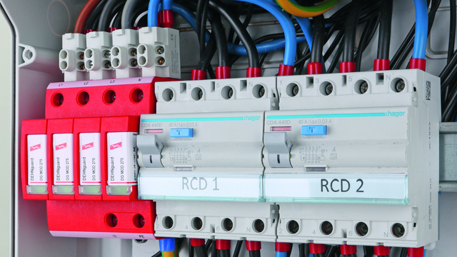 STAK 3X16 for EMC-optimised series connection of string lines in a PV generator junction box.